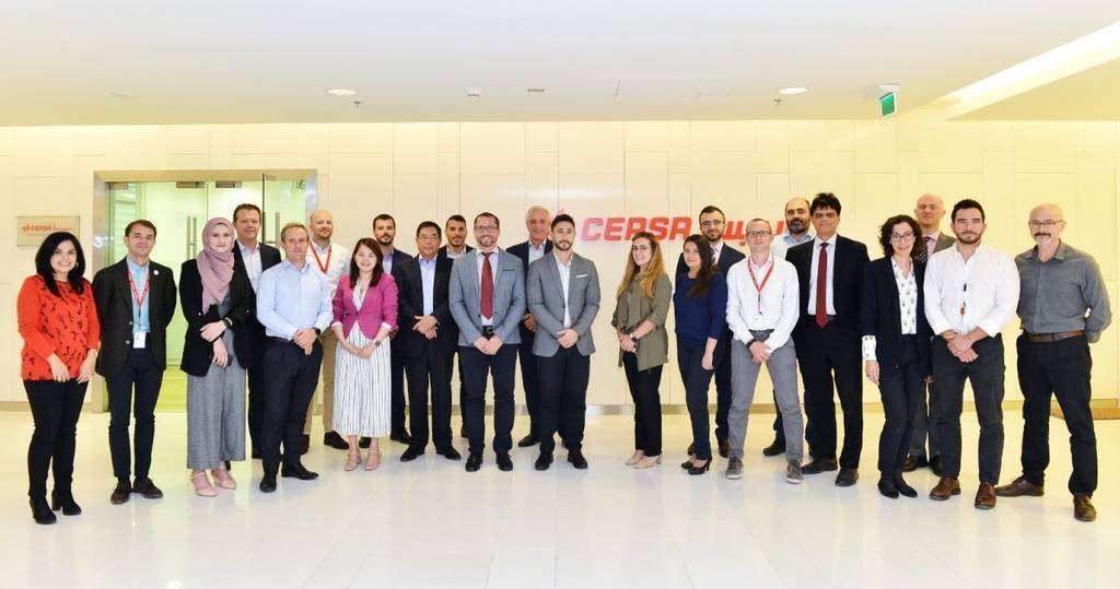 Integrantes de la plantilla de Cepsa en Emiratos Árabes Unidos, en la sede de la compañía española en Abu Dhabi. / Members of Cepsa's personnel in the United Arab Emirates, at the Spanish company's headquarters in Abu Dhabi. (EL CORREO)