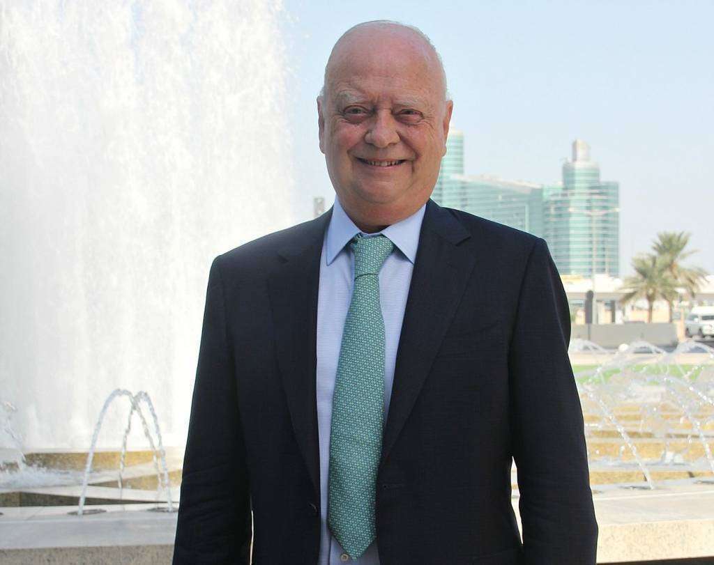 El presidente del Grupo ASISA, en Festival City con el edificio donde su compañía ha abierto la primera clínica dental en Dubai de fondo. (Anna F. Perdomo / EL CORREO)
