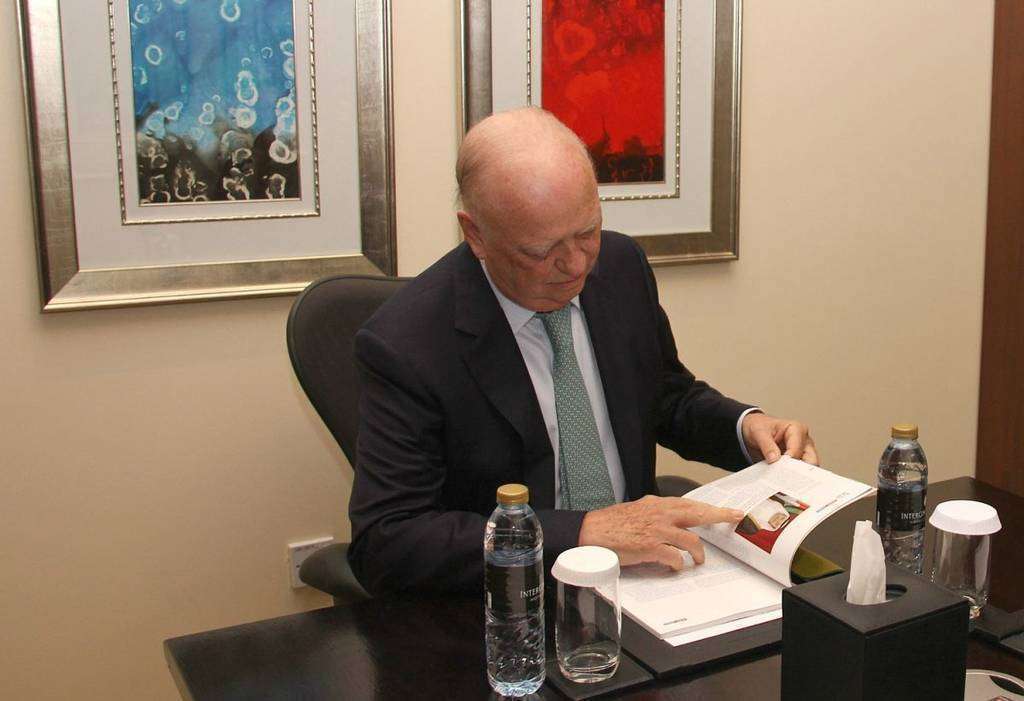 El doctor Francisco Ivorra, presidente del Grupo ASISA, repasa el Anuario 2019 de EL CORREO DEL GOLFO. (Anna F. Perdomo / EL CORREO)