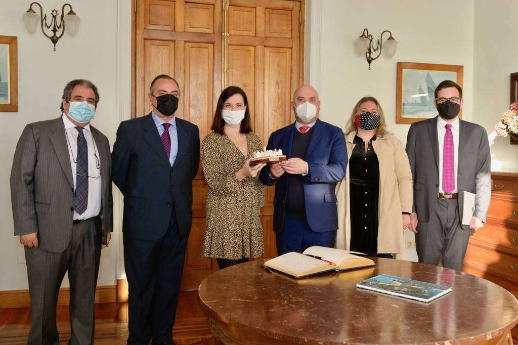 Foto de familia de las representaciones de Santander y Emiratos Árabes durante su encuentro en la capital de Cantabria. (Cedida)