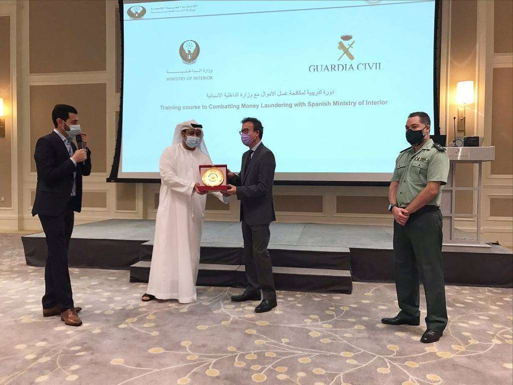 El embajador de España, Antonio Álvarez Barthe, recoge la placa de reconocimiento en el transcurso de la clausura del seminario. (Cedida)