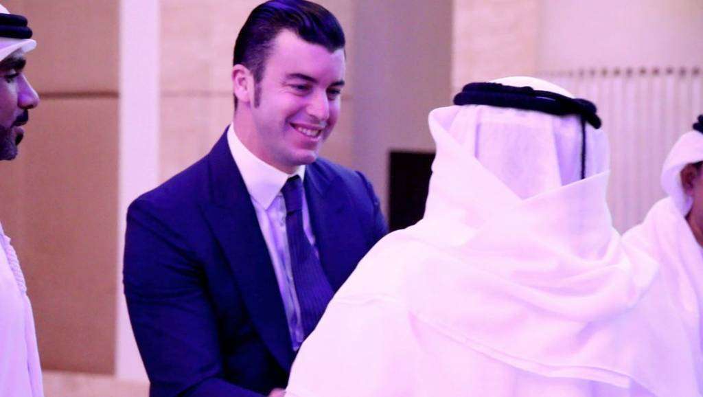 Guillermo Cobelo atiende a autoridades locales durante la feria ADIPEC en Abu Dhabi. (Cedida)