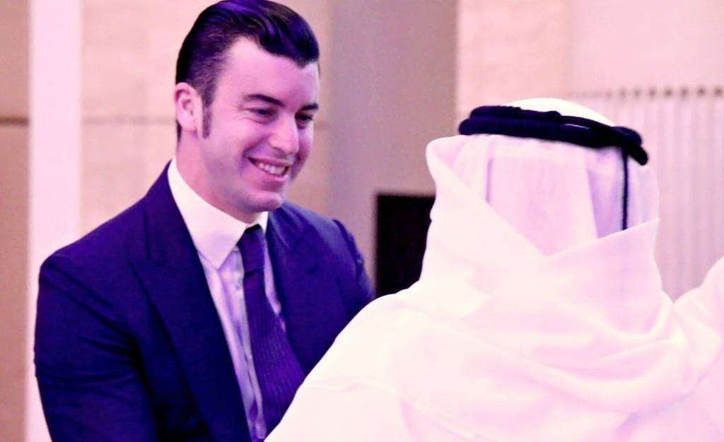 Guillermo Cobelo, que en la imagen saluda a la autoridad local, ha remitido una carta a todos los asociados de la Cámara de Comercio de España en Emiratos Árabes. (EL CORREO)