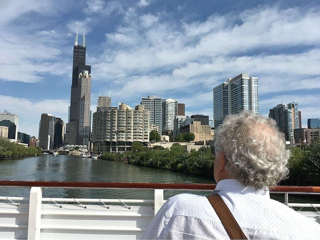 Héctor Abad Faciolince observa el paisaje urbano de Chicago. (Patricia Mogollón)