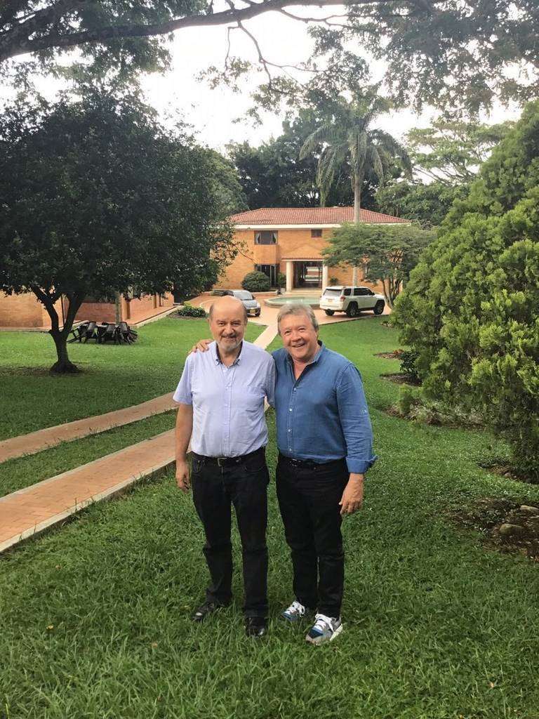 Hernán Molano -derecha- junto al psiquiatra César Arango en la sede de Albalá en Cali. (EL CORREO)