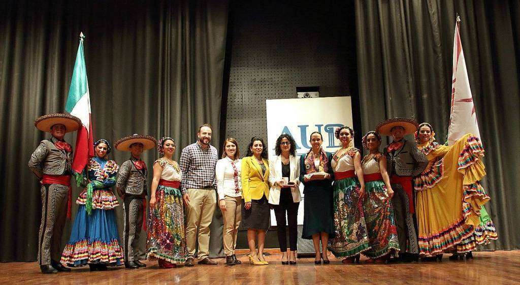 Los integrantes del Ballet Folklórico de la Universidad Autónoma del Estado de Hidalgo junto a la embajadora de México y representantes de la delegación diplomática y de la Universidad Americana de Dubai. (Richard Ramos / EL CORREO)