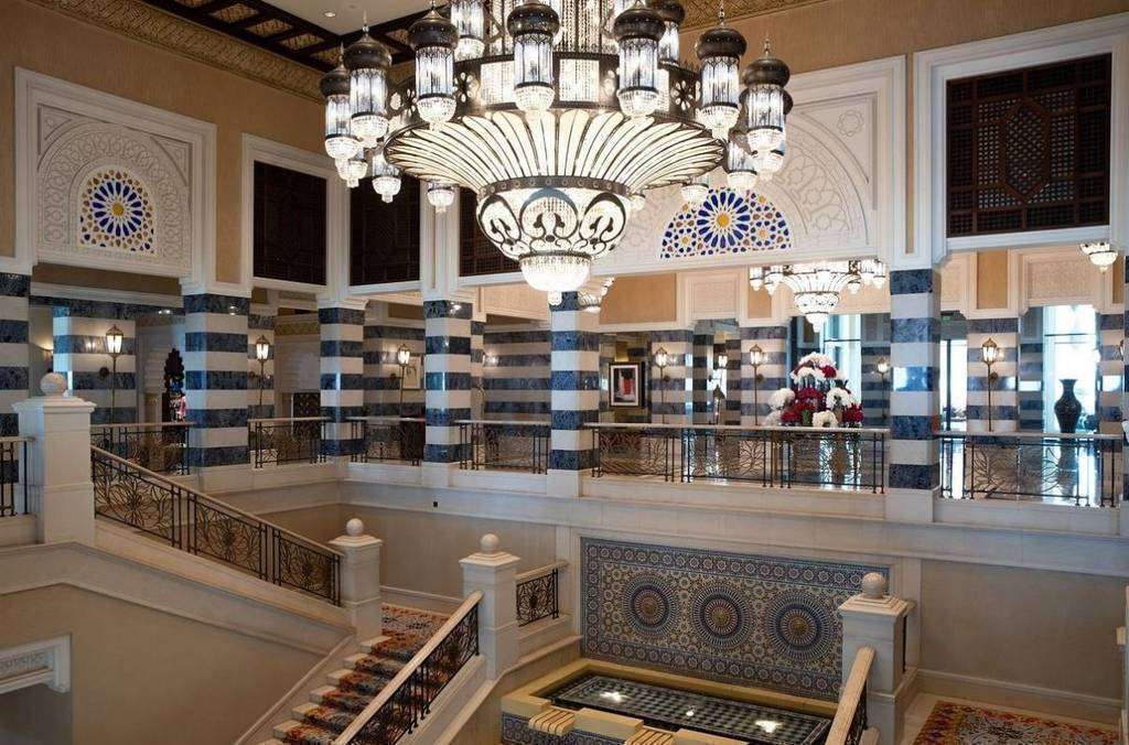 Interior del Al Qasr, hotel donde se encuentra situado el restaurante español Alhambra.