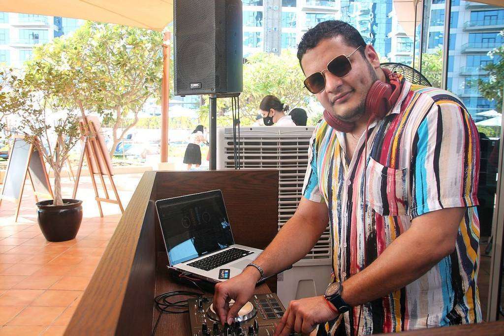 DJ Mauro mantiene muy ambientado el brunch, donde destaca la música española. (EL CORREO) DJ Mauro mantiene muy ambientado el brunch, donde destaca la música española. (EL CORREO)