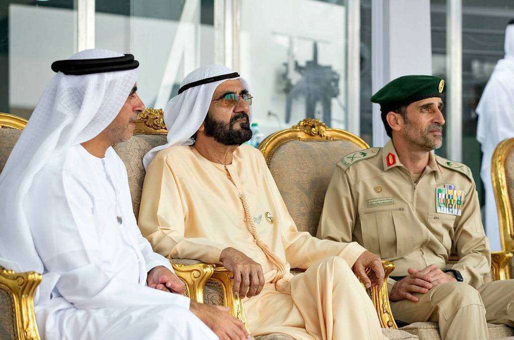 El jeque Mohamed Bin Rashid Al Maktum -en el centro-, junto al jeque Saif Bin Zayed Al Nahyan -izquierda- y al general Abdullah Khalifa Al Marri, durante la jornada inaugural del II UAE Swat-Challenge en Dubai. (WAM)