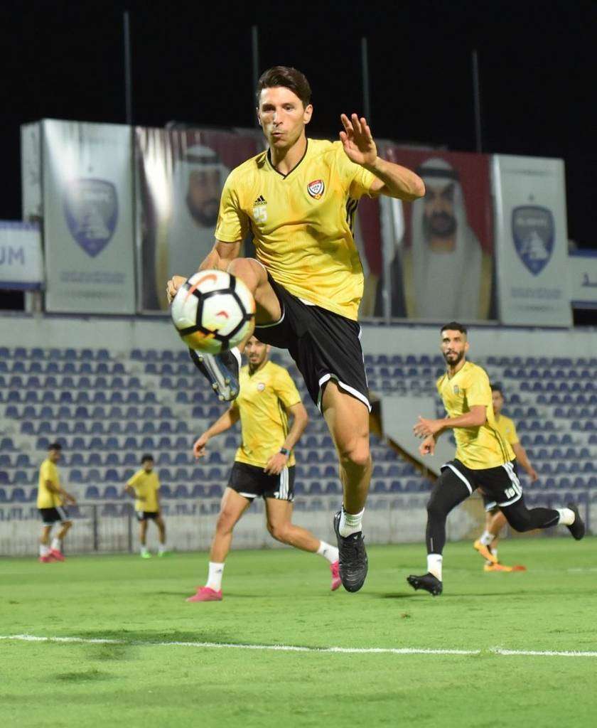 El argentino Sebastián Taglibúe entrena con la Selección de Emiratos Árabes en su condición de ciudadano nacionalizado en el país. (UAE FA)