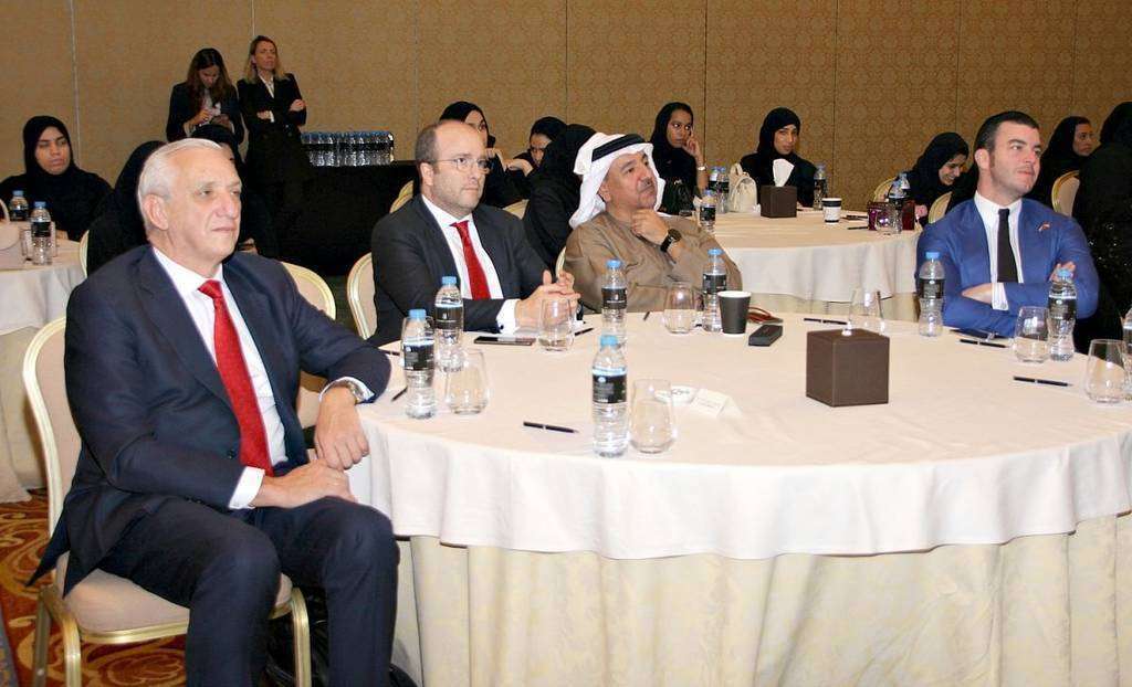 De izquierda a derecha, con traje, Ramón Areitio, Ramón Merino y Guillermo Cobelo, durante la presentación. (EL CORREO)