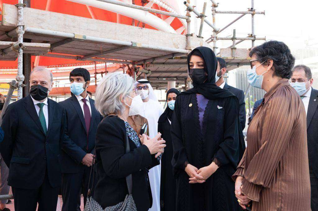 Carmen Bueno, directora del Pabellón de España en Expo 2020 Dubai, conversa con Reem Al Hashimy y Arancha González. (Fuente externa)