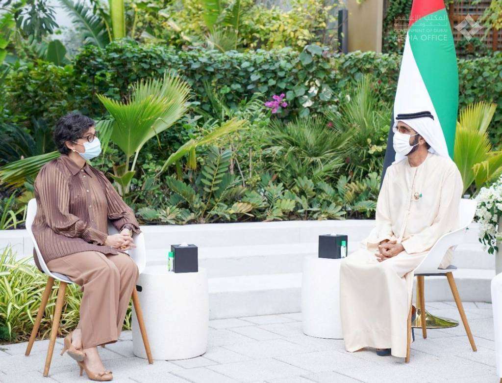 La ministra de Exteriores de España, Arancha González Laya, en su encuentro con el jeque Mohammed bin Rashid Al Maktoum, vicepresidente de Emiratos Árabes y gobernante de Dubai. (@DXBMediaOffice)