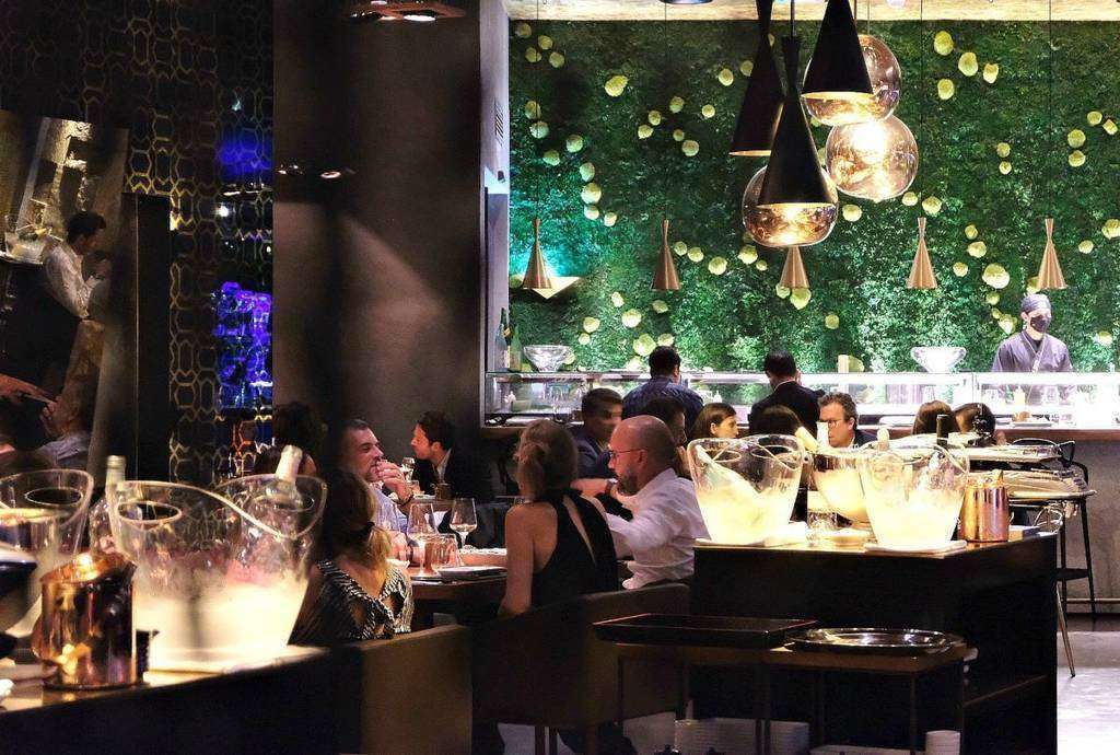 Perspectiva de la sala principal de 99 Sushi Bar Dubai durante la noche de su inauguración oficial. (María Pirén / EL CORREO)