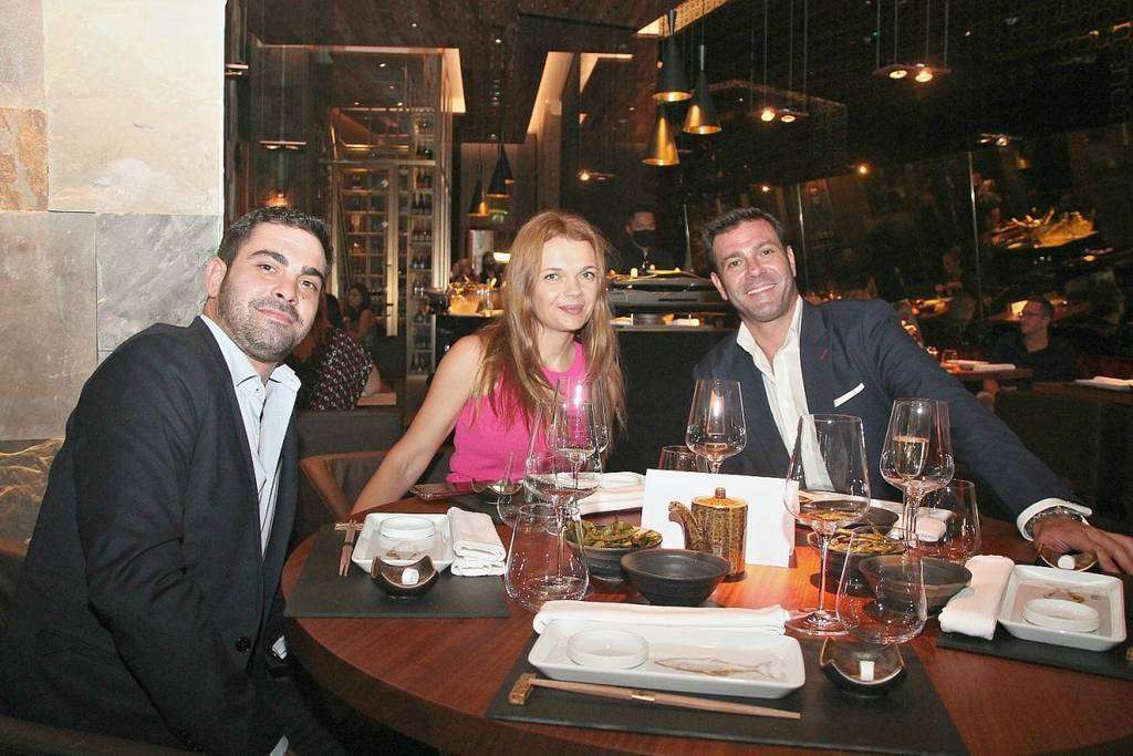 Juan Pérez, CEO de The Luxury Network -derecha-, junto a sus acompañantes en la inauguración de 99 Sushi Bar. (EL CORREO)