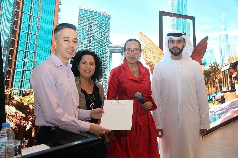 Entrega de premios a los ganadores del concurso de fotografía 'Alas de México' organizado por la Embajada. (EL CORREO)