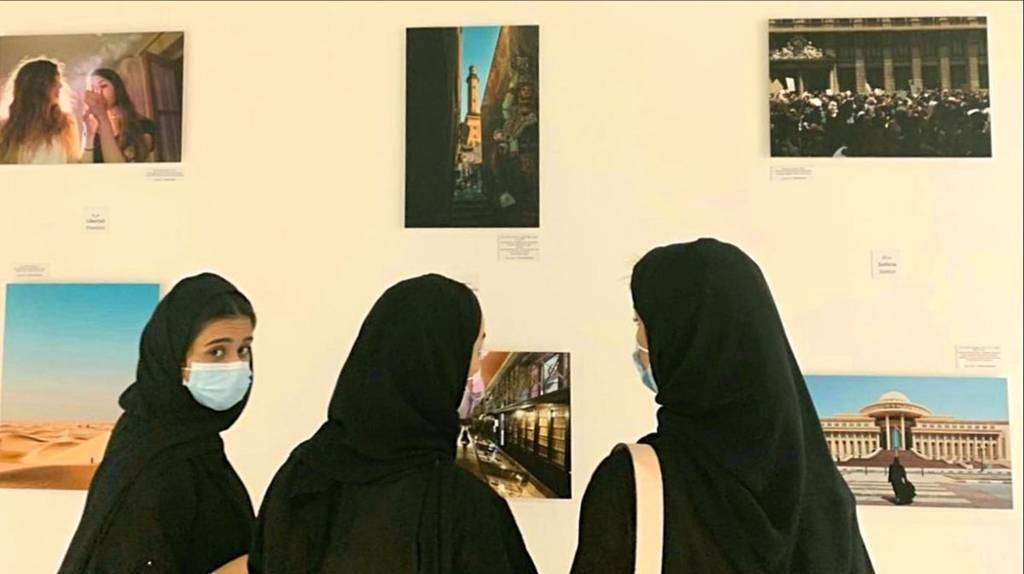 Asistentes contemplan en Al Ain las obras expuestas en la muestra  'Conceptos Paralelos en España y Emiratos Árabes'. (Embajada de España) 