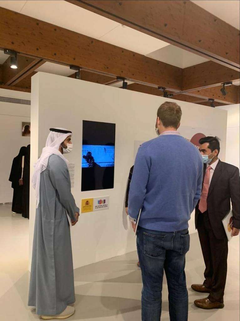 Asistentes contemplan en Al Ain las obras expuestas en la muestra  'Conceptos Paralelos en España y Emiratos Árabes'. (Embajada de España) 