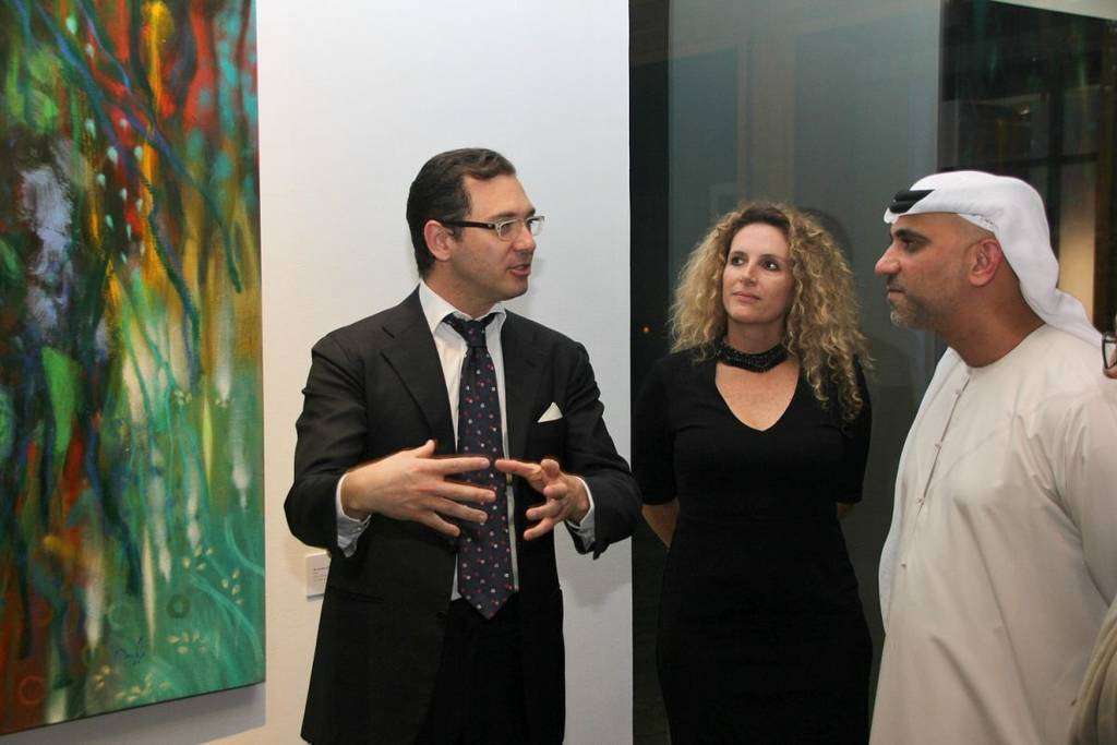 De izquierda a derecha, Gaetano Razzieri, Claudia Mosquera y Yasser Ali Al Gergawi intercambian impresiones durante la inauguración de la exposición de Carlos Jacanamijoy en Dubai, (EL CORREO)