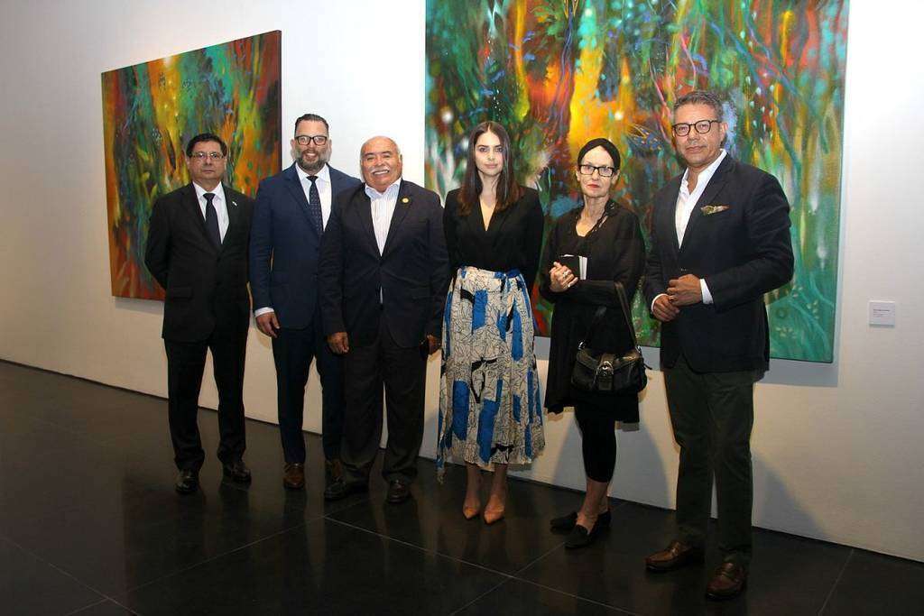 Angie Tafur, jefa de Misión de Colombia en Emiratos Árabes -en el centro con pelo largo-, junto a diplomáticos, representantes de embajadas y artistas en la inauguración de Jacanamijoy en Dubai. (EL CORREO)
