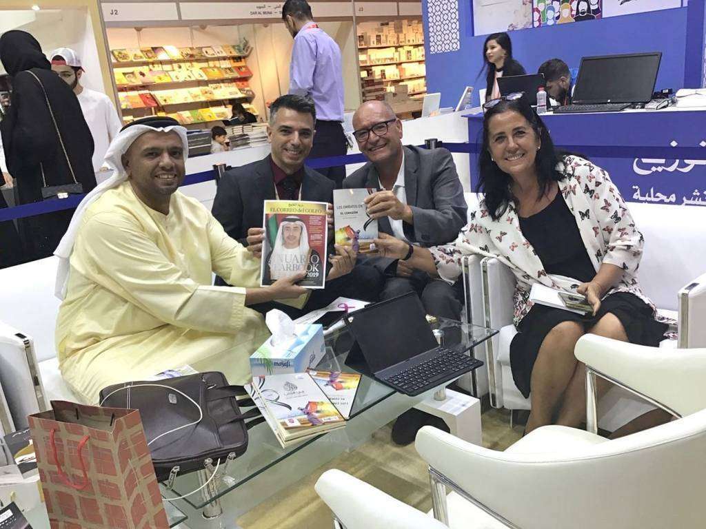 De izquierda a derecha, el poeta emiratí Talal Said Aljunaibi; el director general de la editorial española Lantia, Enrique Parrilla; y Rafael Unquiles y Amelia Cruzado, de EL CORREO DEL GOLFO. (EL CORREO)