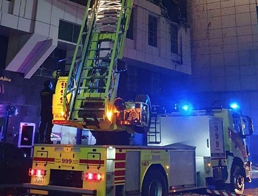 Camión con escala de Defensa Civil, durante las labores de extinción. (@ADPoliceHQ) Camión con escala de Defensa Civil, durante las labores de extinción. (@ADPoliceHQ)