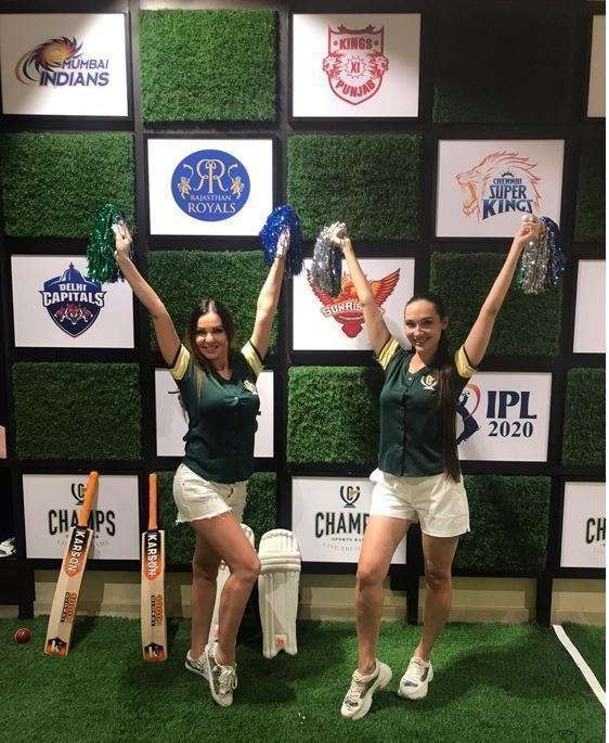 Si te sacas la foto y etiquetas a Champs Sports Bar usando el hashtag #TeamChamps en IG conseguirás una ¡bebida gratuita!