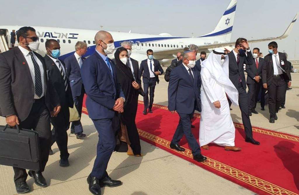 La delegación, tras bajar del avión israelí en Abu Dhabi. (Twitter)