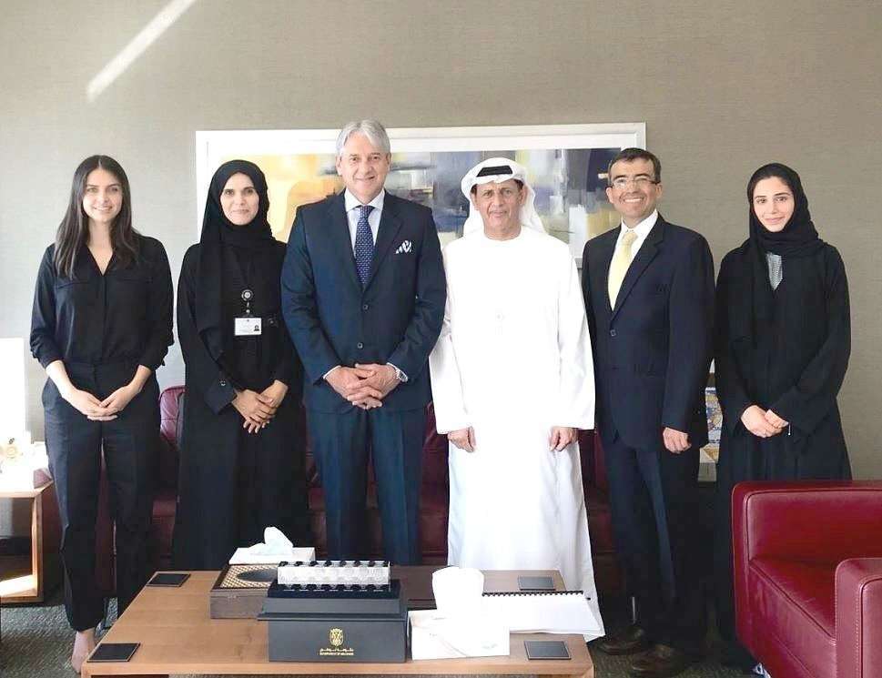 Los embajadores de Colombia en Abu Dhabi y de EAU en Bogotá -en el centro-, junto a sus equipos. (EL CORREO)