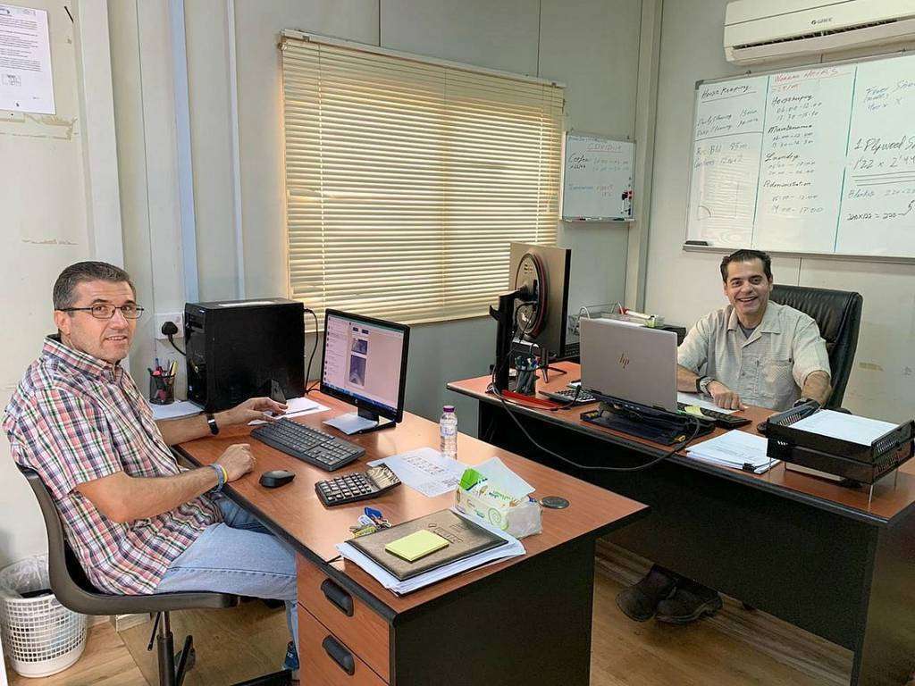 Los españoles José Moya -izquierda- y Javier Sáez, en la oficina de Como Arabia en la King Abdullah Jazan Economic City. (Cedida)