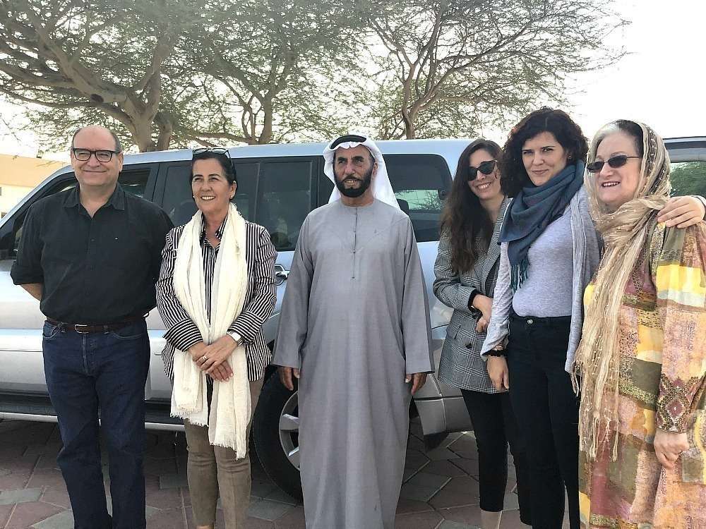 El jeque Sultan bin Ali bin Saif  Al Khateri -en el centro- y la antropóloga española Inocenta Sánchez junto a representantes de EL CORREO DEL GOLFO en el pueblo de Saadi. (EL CORREO)