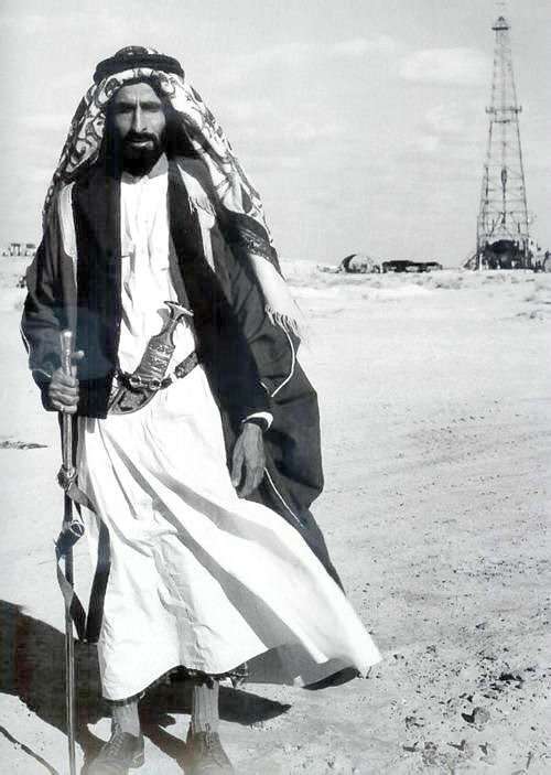 El jeque Zayed, fundador de Emiratos Árabes, ante uno de los primeros pozos de petróleo perforados en el país. (Pinterest)
