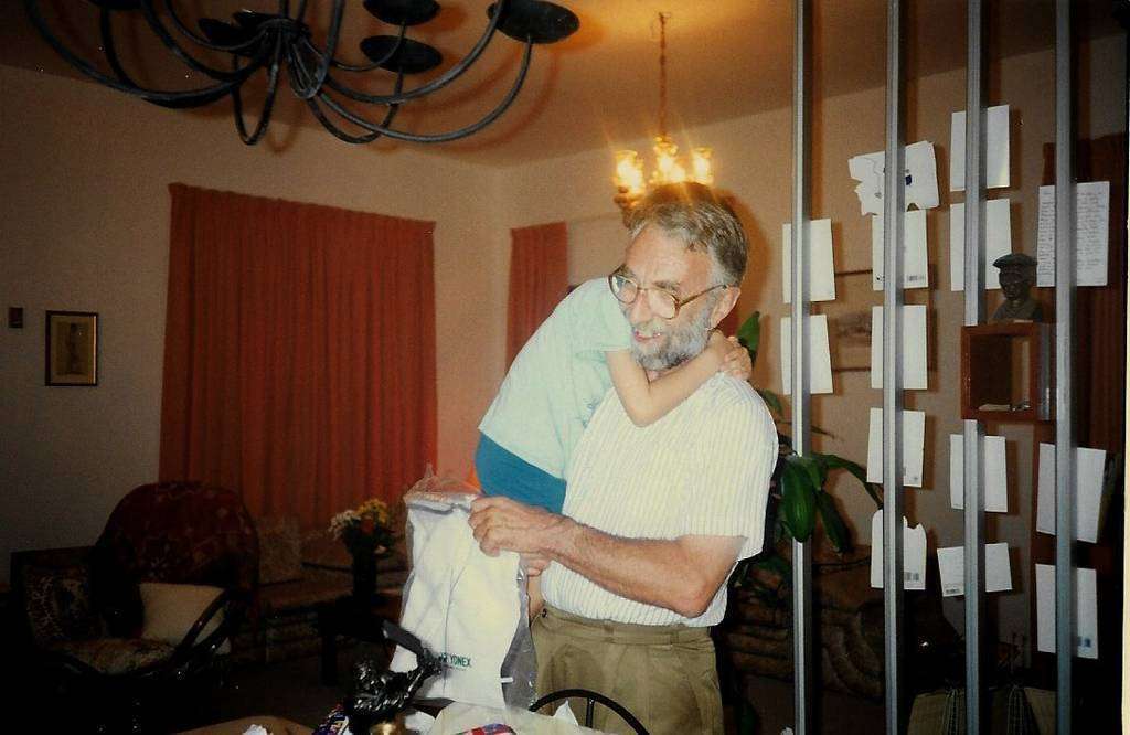 John Ewart abraza a su hijo Raymond. (Cedida)