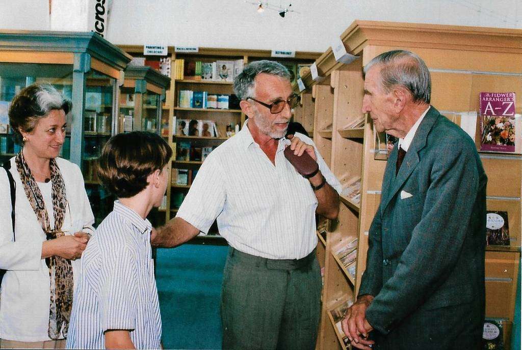 John Ewart conversa con el explorador Sir Wilfred Patrick Thesiger en Sharjah en presencia de su esposa y de su hijo Edward. (Cedida)