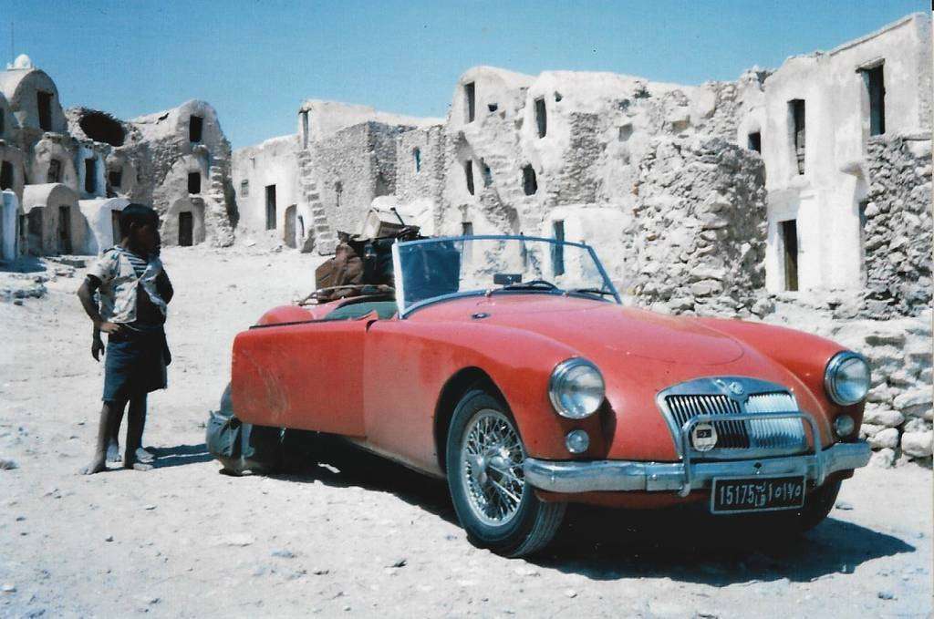 Coche en el que John Ewart recorrió Túnez. (Cedida) Coche en el que John Ewart recorrió Túnez. (Cedida)