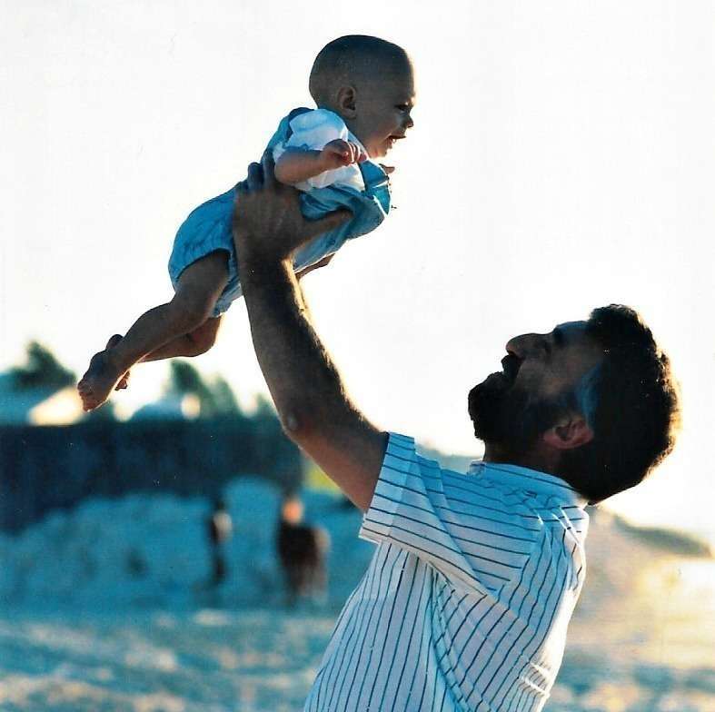 Jugando con su hijo Edward en la playa. (Cedida)