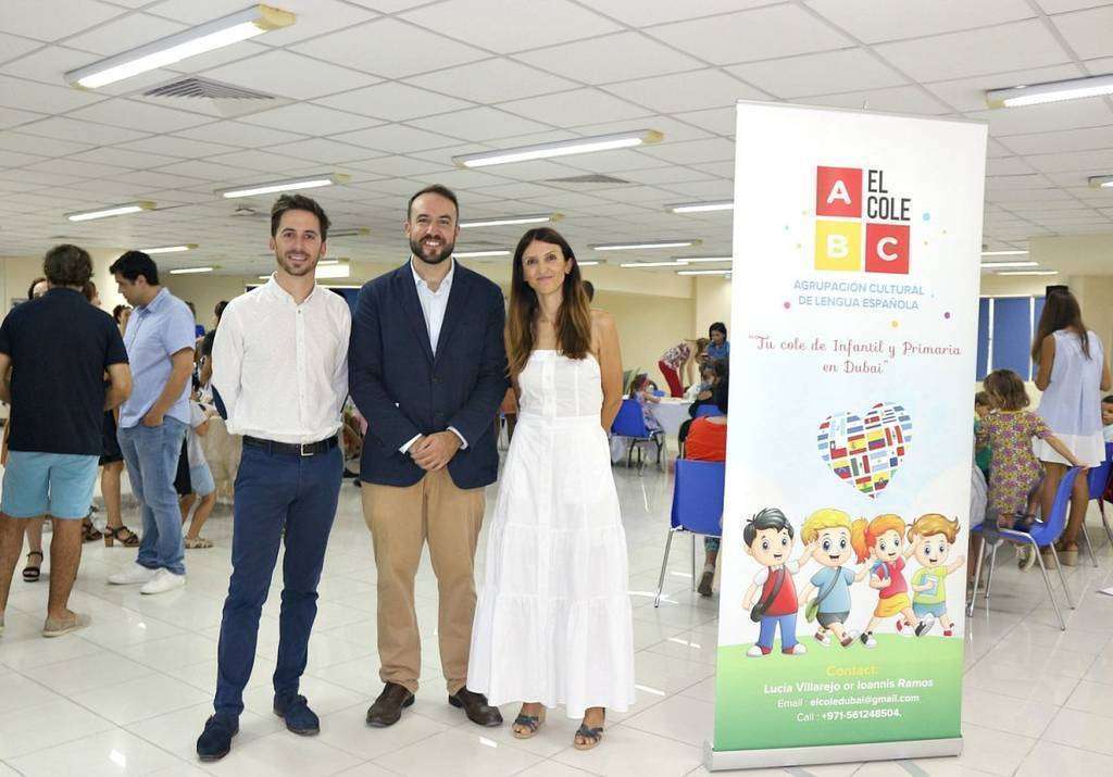 De izquierda a derecha, Jaime Iglesias, Ioannis Ramos y Julieta Casanova, durante la jornada de puertas abiertas de 'El Cole' en Dubai. (Anna Perdomo / EL CORREO) De izquierda a derecha, Jaime Iglesias, Ioannis Ramos y Julieta Casanova, durante la jornada de puertas abiertas de 'El Cole' en Dubai. (Anna Perdomo / EL CORREO)