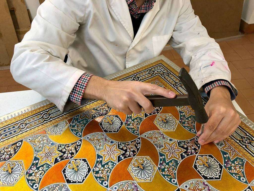 José Carlos Villarejo, durante el proceso de creación de una obra en su taller museo de Córdoba. (Cedida)