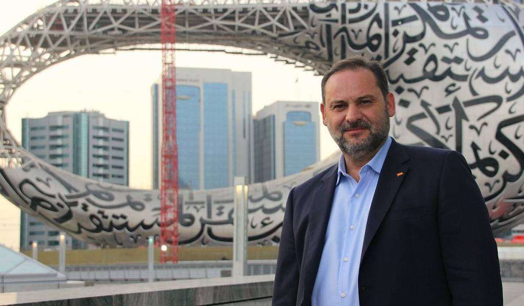 El ministro de Fomento de España, José Luis Ábalos, ante el edificio en construcción del Museo del Futuro en Dubai. (EL CORREO). (EL CORREO