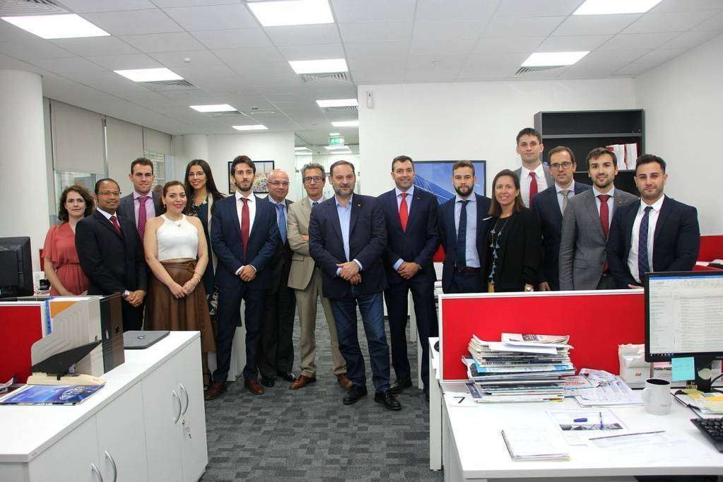 El ministro de Fomento de España, José Luis Ábalos, con el personal de la Oficina Comercial de España en Dubai y el embajador español en Emiratos Árabes. (EL CORREO)