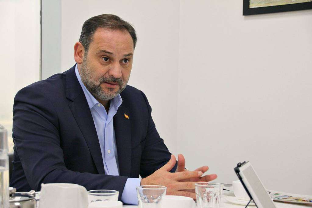 El ministro de Fomento de España, José Luis Ábalos, durante las declaraciones que realizó a los periodistas en la Oficina Comercial de España en Dubai. (EL CORREO)