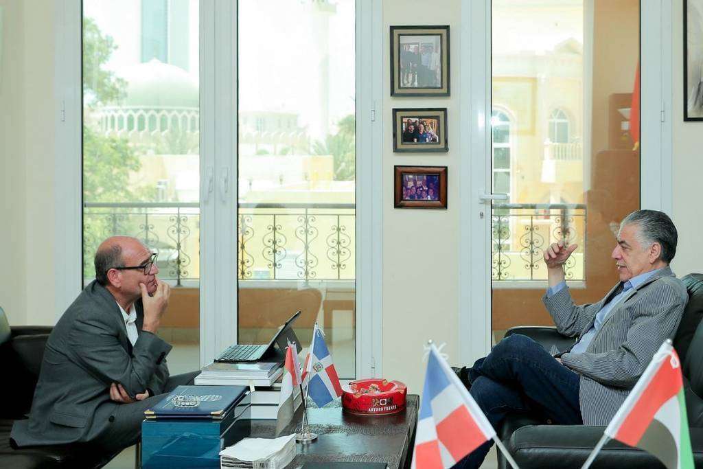 Rafael Unquiles -izquierda-, autor de la entrevista, atiende a las respuestas del embajador José Miguel Soto. (Musthaq Thuyyadi Chek / EL CORREO)