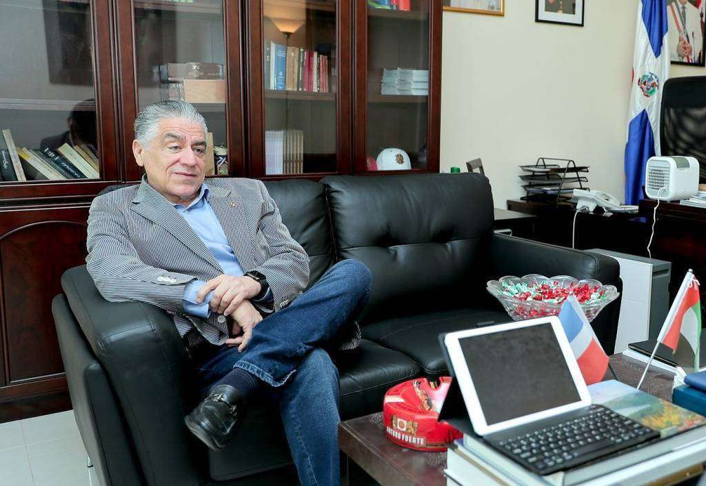 El embajador Soto no duda en afirmar que puso “a dormir al poeta" para entregarse "a la carrera militar". (Musthaq Thuyyadi Chek / EL CORREO)