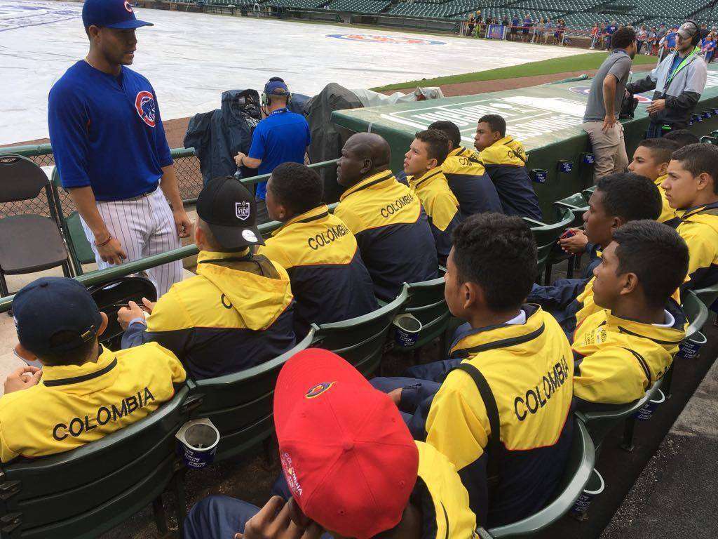 El mítico José Quintana con los jóvenes jugadores de béisbol de Colombia en Chicago.