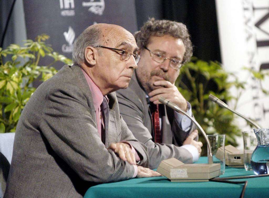 José Antonio Gómez Marín -derecha- junto al desaparecido escritor portugués José Saramago, premio Nobel de Literatura, en el foro de debate Las Charlas en El Mundo. (Julián Pérez) José Antonio Gómez Marín -derecha- junto al desaparecido escritor portugués José Saramago, premio Nobel de Literatura, en el foro de debate Las Charlas en El Mundo. (Julián Pérez)