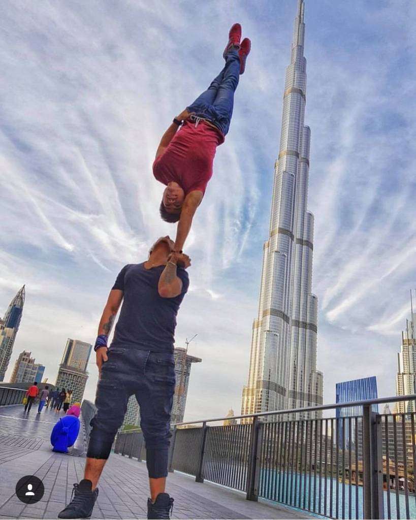 Julián Moreno -abajo-, durante un entrenamiento ante el Burj Khalifa en Dubai. (Cedida)