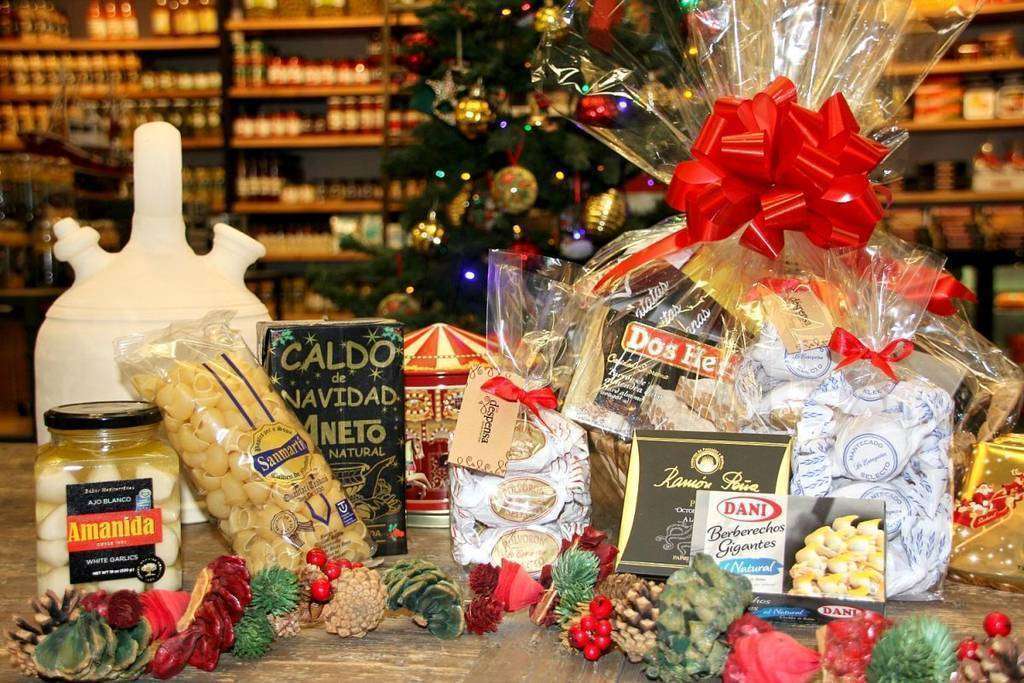 Turrones, polvorones, mantecados, caldo navideño... todo está a tú alcance de forma fácil y simple en La Despensa. (EL CORREO)