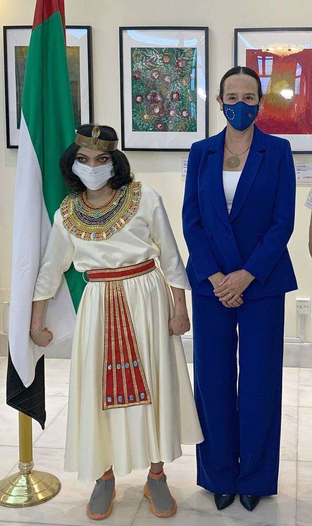 La artista Salma Essam Ezzat junto a la embajadora de México en la inauguración de la muestra. (M. Campoy / EL CORREO)