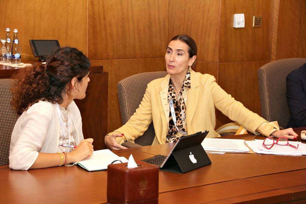 La ministra de Medio Ambiente de Chile responde a las preguntas de la periodista Marta Pérez en Abu Dhabi. (EL CORREO)