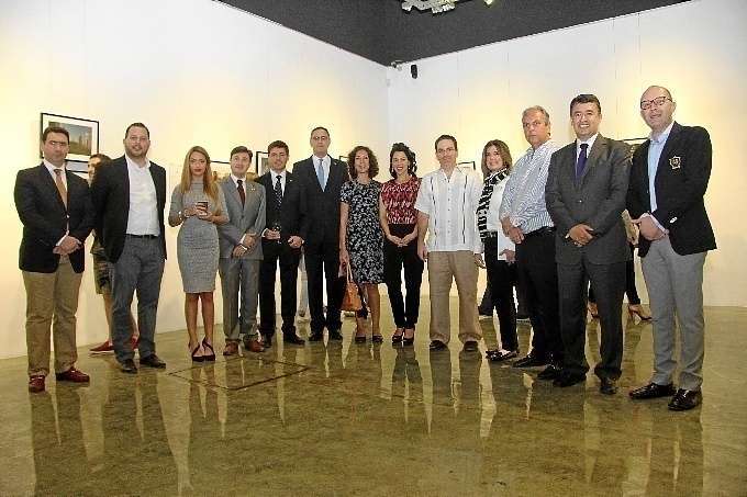 Organizadores del evento y representantes de países hispanos, durante la celebración de Dubai Latin Art Fest.